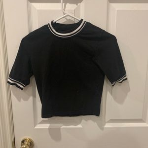 CROPPED BLACK AND WHITE SHIRT